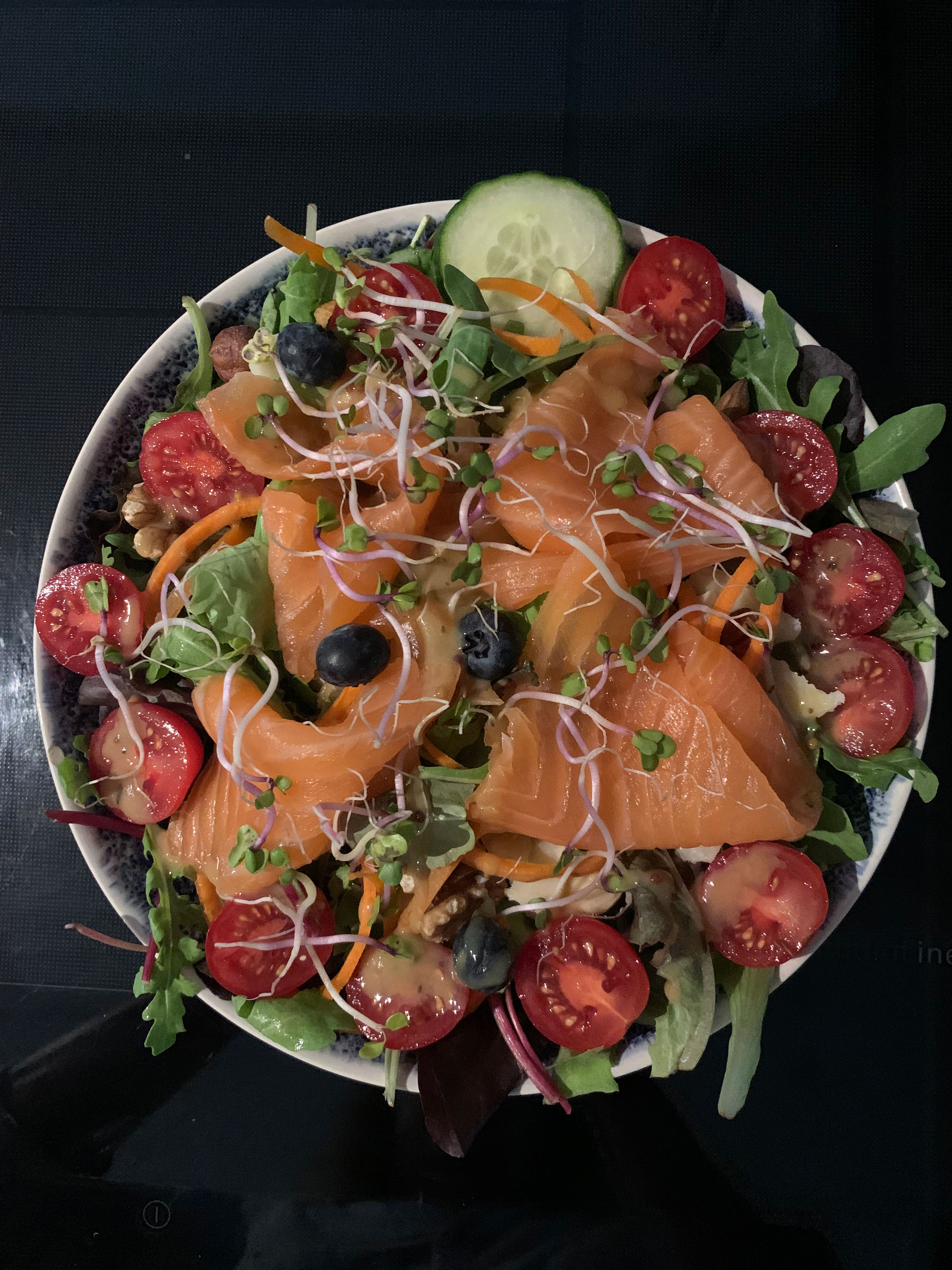 Verse zalmsalade bij De Maartjestuin